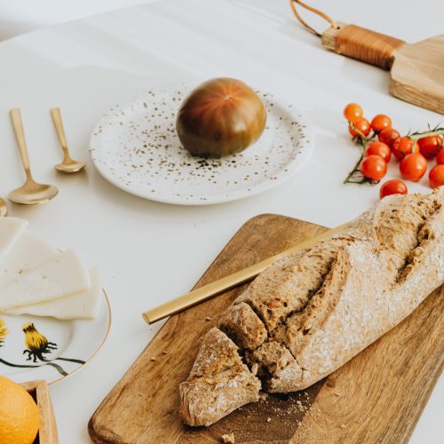 kaboompics_bread-on-cutting-board-tomato-15885