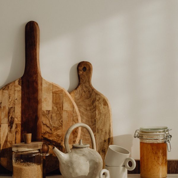 kaboompics_sugar-honey-and-teacups-in-the-kitchen-30722