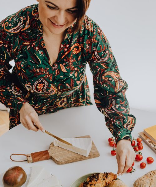 kaboompics_woman-is-cutting-cheese-15837